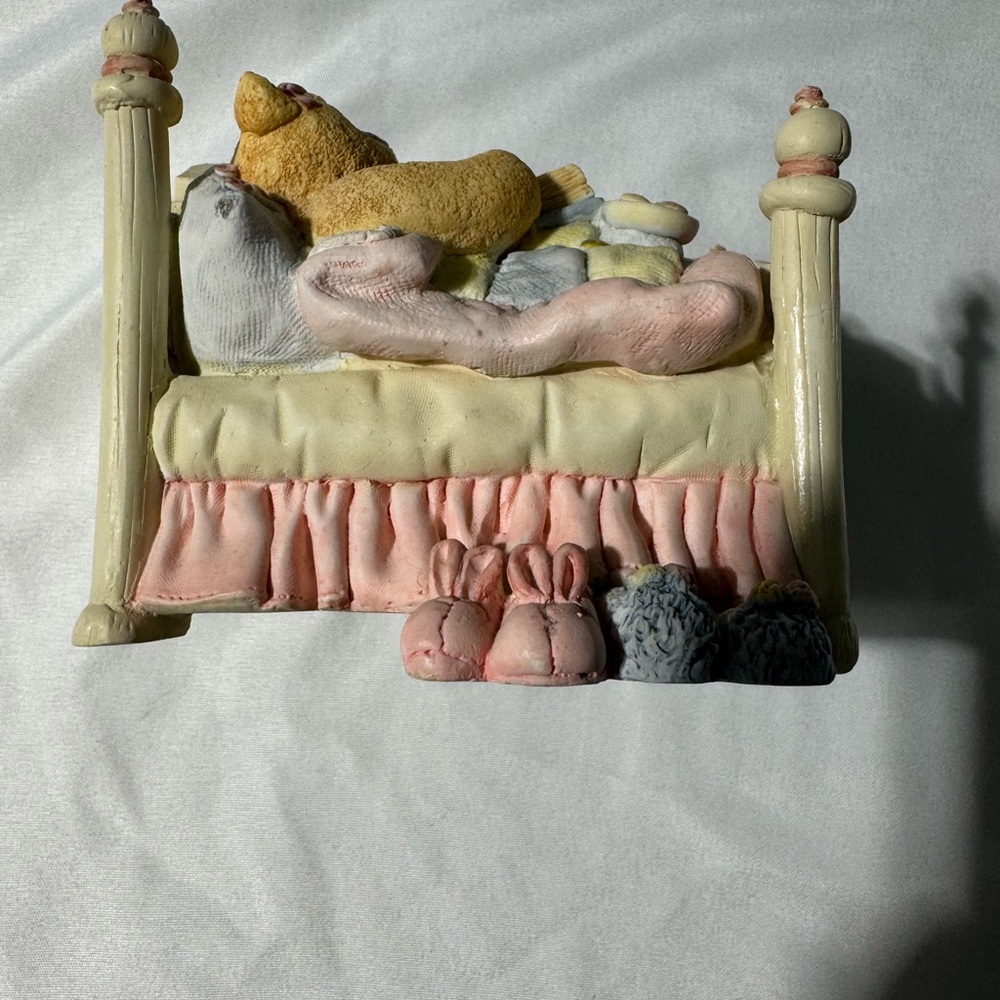 FIGI Snuggle Buddies “Tucked In Bed” Figurine Music Box – 1990s - Picture 5 of 11